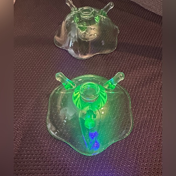 PAIR OF FENTON LOTUS 6-PETAL GREEN URANIUM VASELINE GLASS 3-FOOTED CANDLE HOLDER - Picture 8 of 11